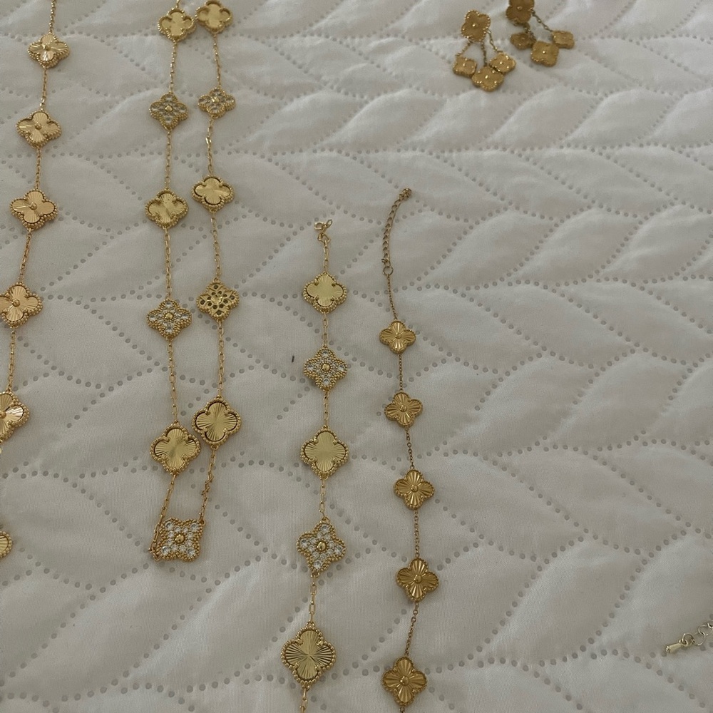 Elegant Black and Gold Floral Necklace - Picture 14 of 16